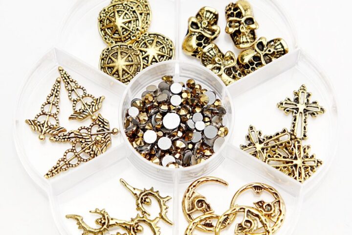Gold Skull Nail Charms: Trendy Fall & Halloween Looks